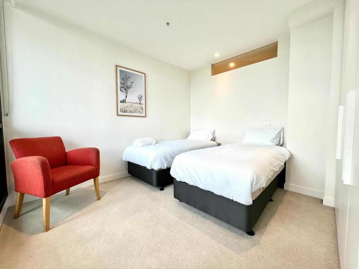 Readyset Apartments At Emerald Melbourne Bagian luar foto